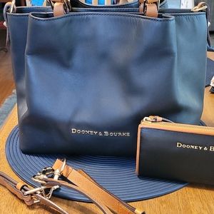 Dooney and Bourke Barlow w/ Wallet